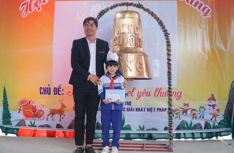 Kết thúc cuộc thi, em Nguyễn Tuấn Tú là thí sinh xuất sắc rung được chuông Vàng và nhận phần thưởng từ nhà trường