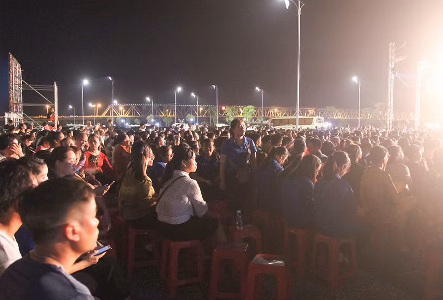 Chương trình được tổ chức ngay chân cầu Bến Thủy, thu hút đông đảo người dân đến xem