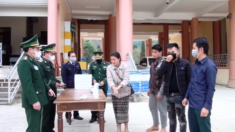 Lực lượng Bộ đội Biên phòng tại Cửa khẩu Quốc tế Na Mèo (Thanh Hóa) kiểm soát chặt chẽ người nhập cảnh, để phòng, chống dịch Covid-19.