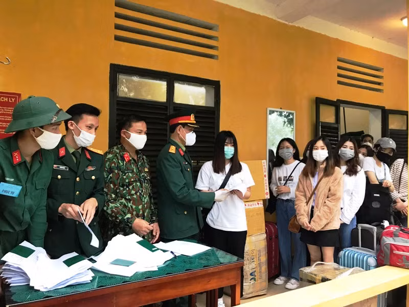 Công dân được cấp chứng nhận đã hoàn thành thời gian cách ly tập trung phòng, chống dịch Covid-19 ở Thanh Hóa.