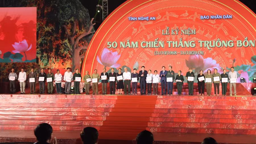 Báo Nhân dân trao quà cho thân nhân 13 nữ TNXP Truông Bồn hi sinh và các cựu TNXP Nghệ An có hoàn cảnh khó khăn Báo Nhân dân trao quà cho thân nhân 13 nữ TNXP Truông Bồn hi sinh và các cựu TNXP Nghệ An có hoàn cảnh khó khăn