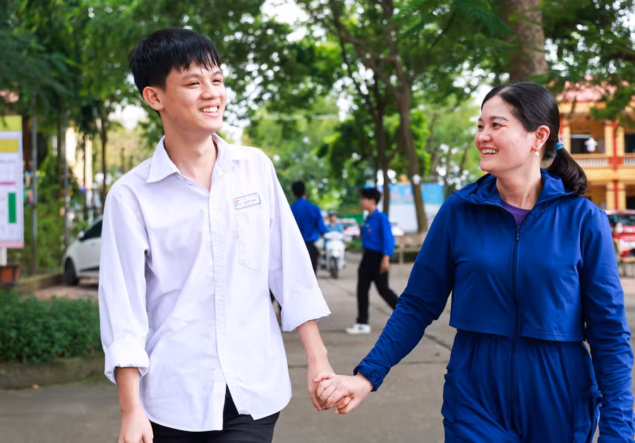 Phụ huynh và thí sinh tại điểm thi Trường THPT Yên Lạc vui mừng sau khi kết thúc kỳ thi.