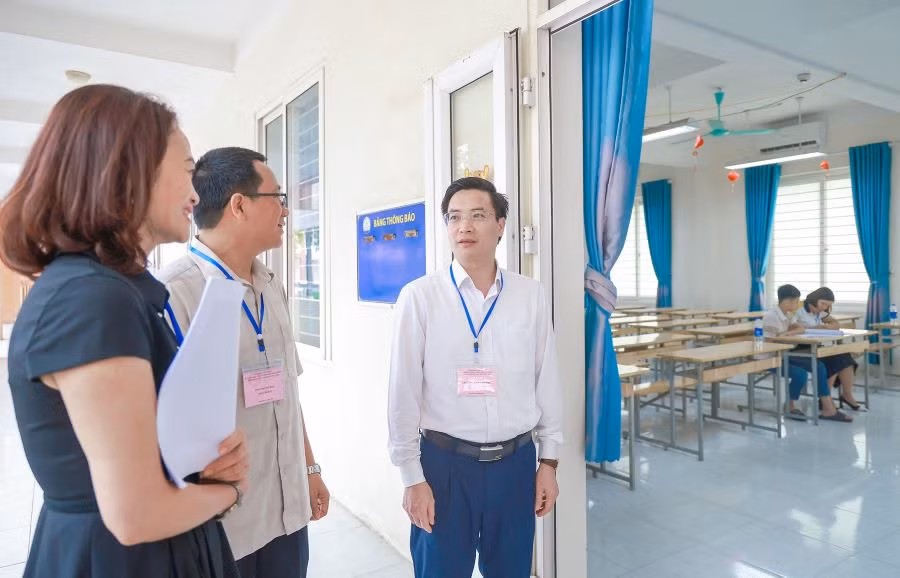 Ông Nguyễn Văn Huyến - Giám đốc Sở GD&ĐT tỉnh Vĩnh Phúc (thứ nhất bên phải) kiểm tra đột xuất về công tác tổ chức kỳ thi tuyển sinh vào lớp 10 THPT tại Hội đồng coi thi Trường THPT Đồng Đậu. Ông Nguyễn Văn Huyến - Giám đốc Sở GD&ĐT tỉnh Vĩnh Phúc (thứ nhất bên phải) kiểm tra đột xuất về công tác tổ chức kỳ thi tuyển sinh vào lớp 10 THPT tại Hội đồng coi thi Trường THPT Đồng Đậu.