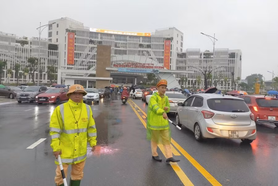 Lực lượng Cảnh sát giao thông có mặt rất sớm tại Hội đồng coi thi Trường THPT Chuyên Hùng Vương để phân luồng, điều tiết giao thông hỗ trợ các thí sinh di chuyển đến điểm thi thuận lợi.