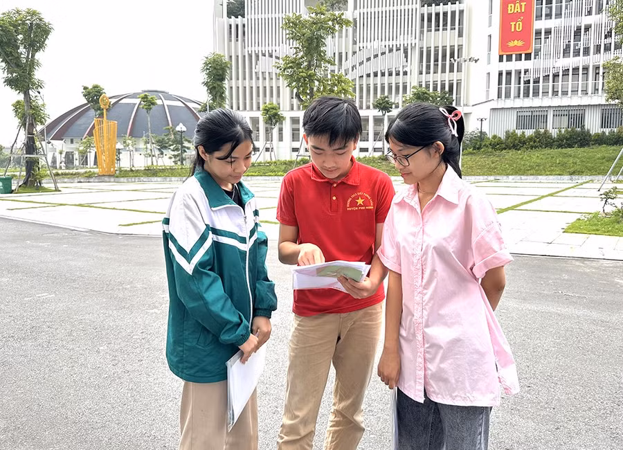 Các thí sinh thảo luận sau khi kết thúc môn thi chuyên ngày 8/6.