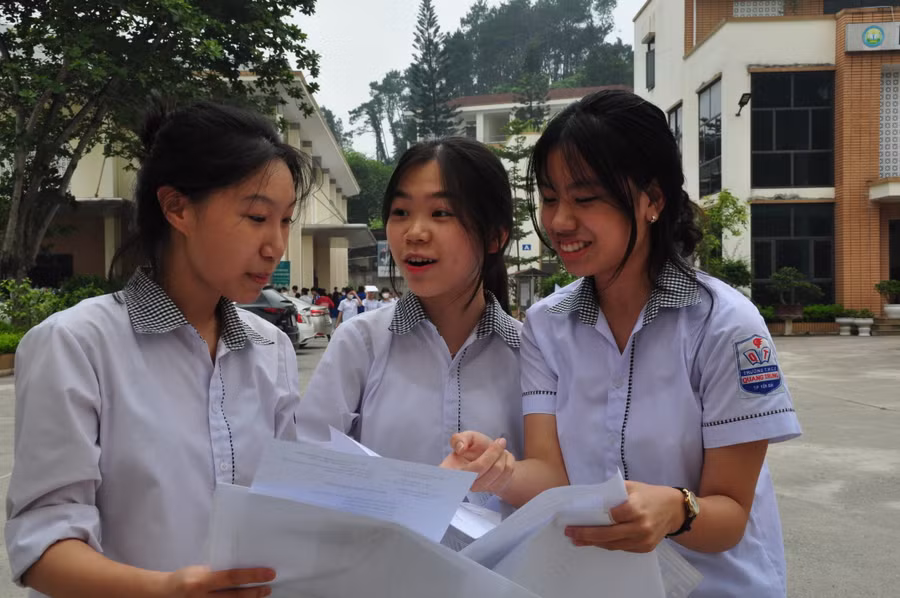 Các thí sinh vui vẻ trao đổi sau môn thi Ngữ văn.