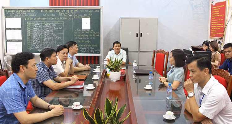 Ông Nguyễn Văn Mạnh - Giám đốc Sở GD&ĐT Phú Thọ cùng đoàn kiểm tra tại Hội đồng coi thi Trường THPT Tử Đà, huyện Phù Ninh. Ông Nguyễn Văn Mạnh - Giám đốc Sở GD&ĐT Phú Thọ cùng đoàn kiểm tra tại Hội đồng coi thi Trường THPT Tử Đà, huyện Phù Ninh.