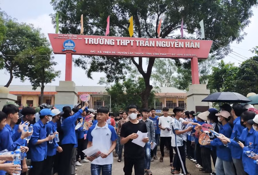 Hội đồng coi thi Trường THPT Trần Nguyên Hãn (huyện Lập Thạch) có 335 thí sinh đăng ký dự thi với 14 phòng thi. Hội đồng coi thi Trường THPT Trần Nguyên Hãn (huyện Lập Thạch) có 335 thí sinh đăng ký dự thi với 14 phòng thi.