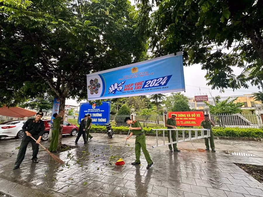 Cán bộ, chiến sĩ công an thị xã Nghĩa Lộ (Yên Bái), quét dọn trước điểm thi sau trận mưa lớn. Cán bộ, chiến sĩ công an thị xã Nghĩa Lộ (Yên Bái), quét dọn trước điểm thi sau trận mưa lớn.