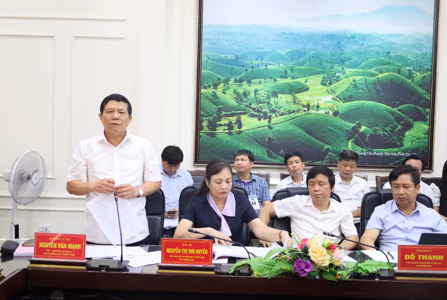 Giám đốc Sở GD&ĐT Phú Thọ Nguyễn Văn Mạnh phát biểu tại hội nghị. Giám đốc Sở GD&ĐT Phú Thọ Nguyễn Văn Mạnh phát biểu tại hội nghị.