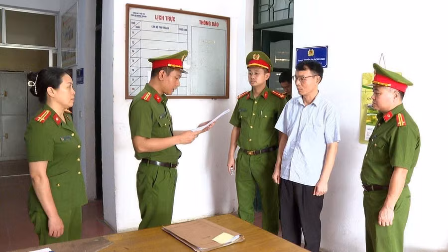 Cơ quan Cảnh sát điều tra Công an tỉnh Phú Thọ thi hành lệnh giữ người trong trường hợp khẩn cấp đối với Nông Đức Di - Phó Giám đốc Sở TN&amp;MT tỉnh Bắc Kạn.
