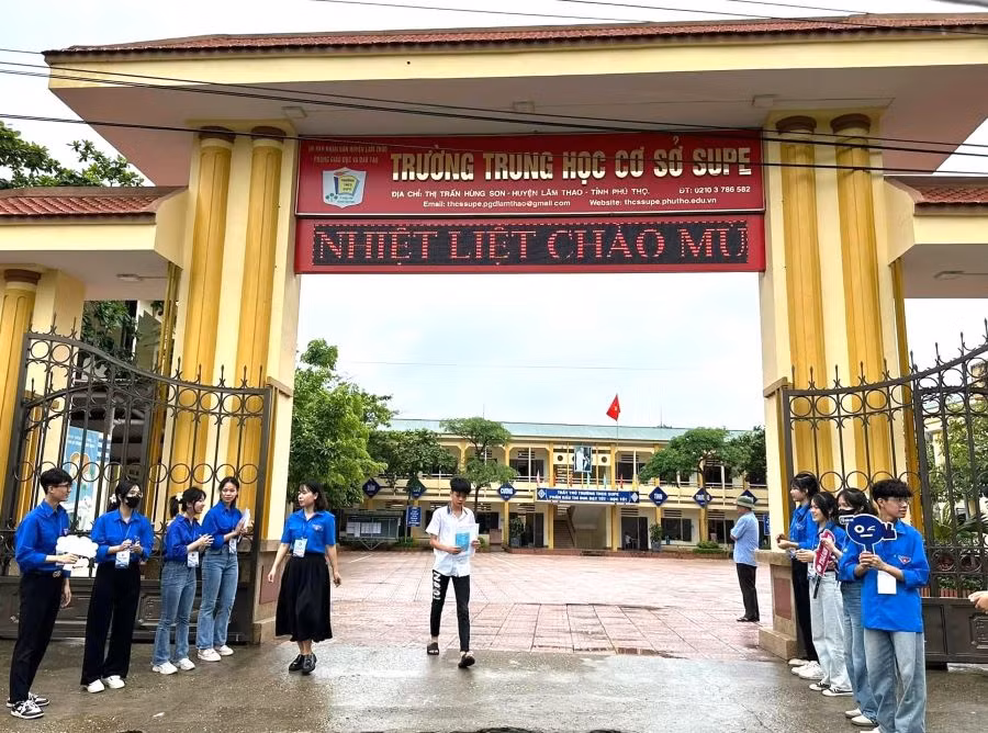 Công tác đảm bảo an ninh trật tự, an toàn giao thông... tại điểm thi số 2 - Trường THCS Supe thuộc Hội đồng coi thi Trường THPT Phong Châu (huyện Lâm Thao) được thực hiện tốt.