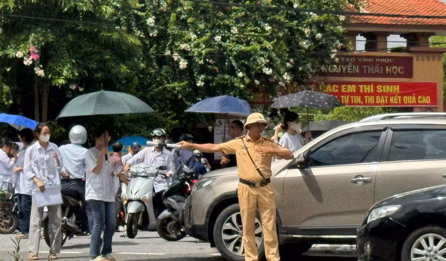 Lực lượng Cảnh sát giao thông Công an tỉnh Vĩnh Phúc luôn có mặt sớm, đảm bảo phân luồng giao thông tại các điểm thi trên địa bàn. Lực lượng Cảnh sát giao thông Công an tỉnh Vĩnh Phúc luôn có mặt sớm, đảm bảo phân luồng giao thông tại các điểm thi trên địa bàn.