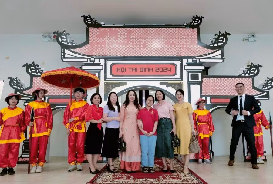 Em Lê Phương Chi cùng cán bộ, giáo viên Trường Tiểu học Minh Nông tại Lễ vinh danh và trao giải Trạng Nguyên Tiếng Việt cấp Quốc gia năm học 2023 - 2024.