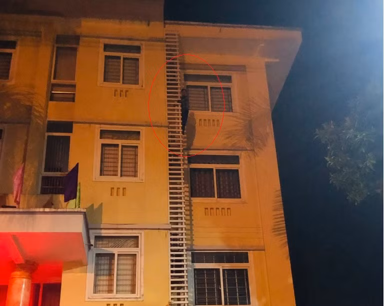 Nam thanh niên có biểu hiện “ngáo đá” trèo lên tầng 4 gào thét. Ảnh: Công an TP Tuyên Quang 