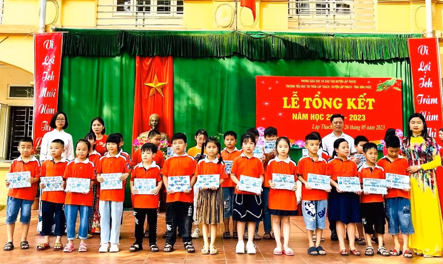 Trường TH thị trấn Lập Thạch khen thưởng học sinh có thành tích trong năm học.