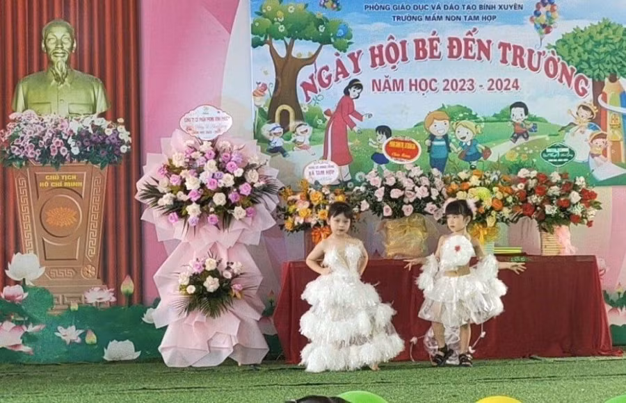 Tiết mục văn nghệ sôi nổi của trẻ 5 tuổi tại Ngày hội bé đến trường. Tiết mục văn nghệ sôi nổi của trẻ 5 tuổi tại Ngày hội bé đến trường.
