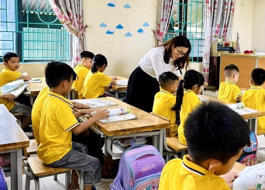 Cô Phan Thị Thùy Dung và học trò trong giờ học Cô Phan Thị Thùy Dung và học trò trong giờ học