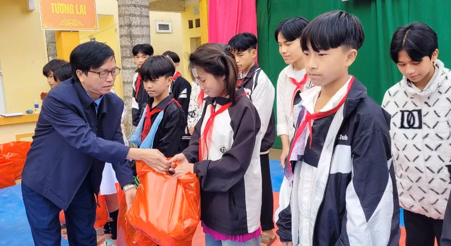 Nhà báo Thế Lượng - Phóng viên thường trú Báo GD&amp;TĐ tại Thanh Hóa trao quà cho học sinh. Ảnh: HĐ