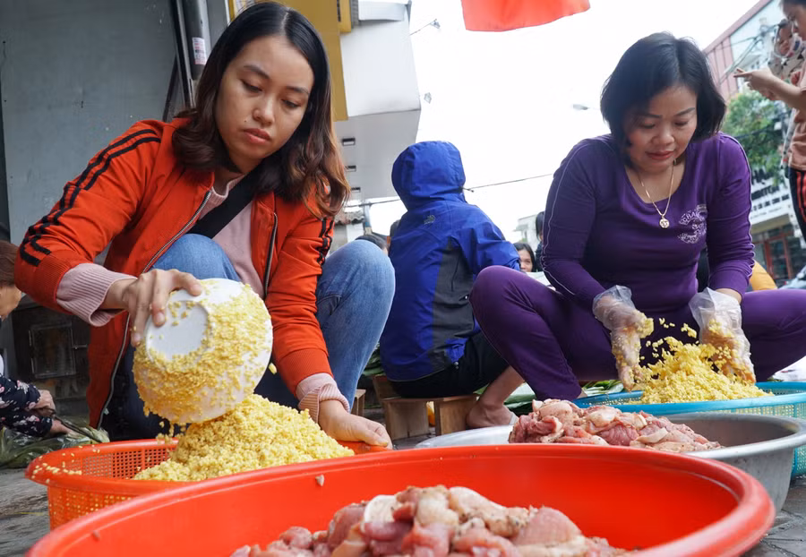 Nguyên liệu làm bánh đầy đủ nếp, đỗ xanh, thịt lợn... đảm bảo dinh dưỡng.