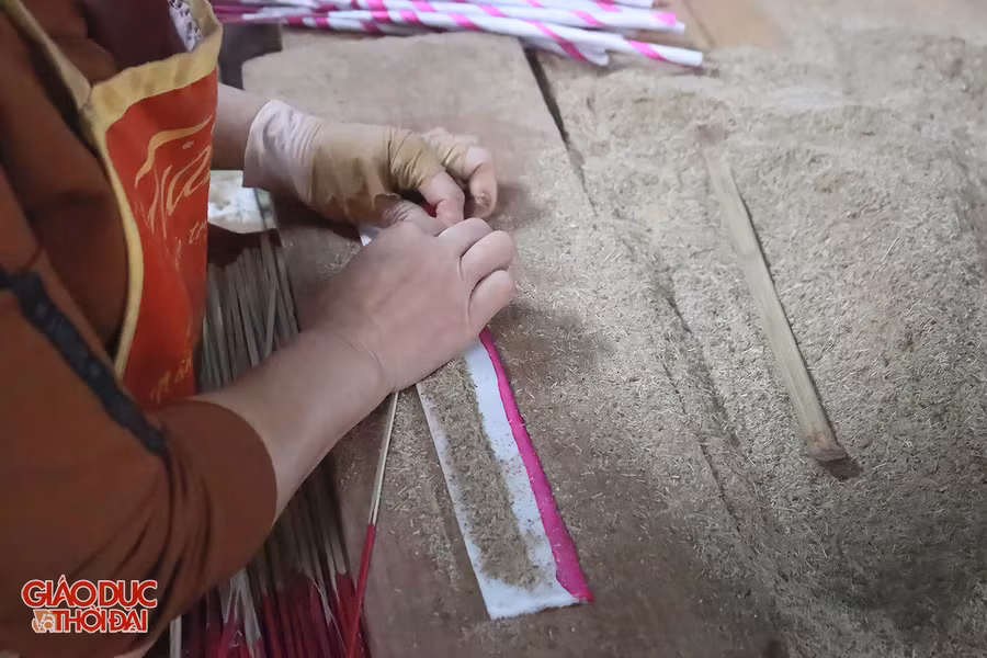 Mỗi cây hương làm ra đều mang tâm huyết của người thợ.