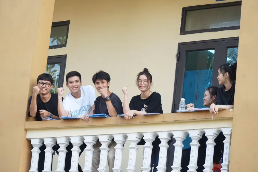 Thí sinh Nghệ An thể hiện quyết tâm trước môn thi Ngoại ngữ.