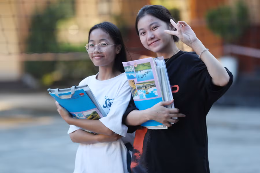 Sự quan tâm, chăm sóc của thầy cô giáo - cha mẹ thứ 2 ở ngôi nhà nội trú giúp học sinh tự tin vào bản thân, bình tĩnh bước vào kỳ thi quan trọng nhất trong 12 năm học. Ảnh: Hồ Lài.