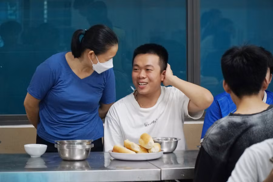 Các nhân viên bếp ăn được học sinh nội trú thương yêu gọi là mẹ nuôi. Đây là những bữa ăn đặc biệt cuối cùng mà mẹ nuôi tự tay chuẩn bị cho các con khi còn là học sinh ngồi trên ghế nhà trường nội trú. Ảnh: Hồ Lài.