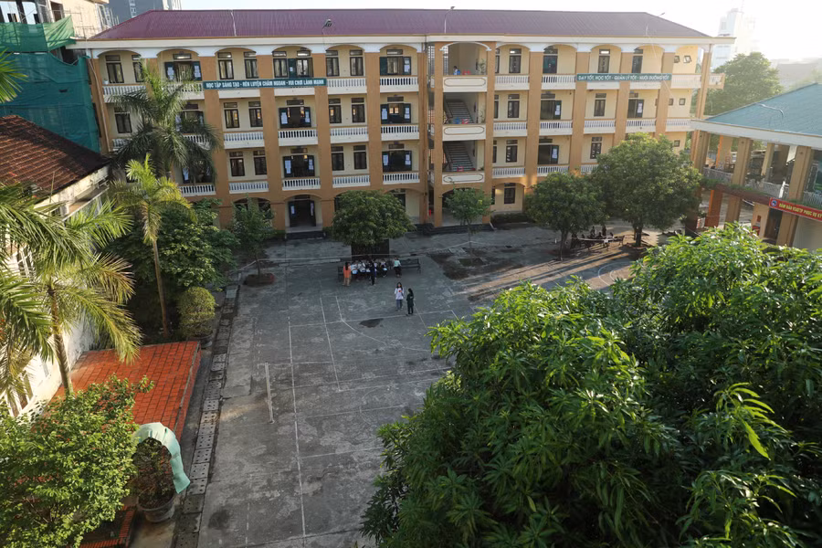 Sau khi kết thúc kỳ thi, các em cũng chính thức tạm biệt mái trường gắn bó, để tiếp tục chặng đường mới của mình với hành trang mà thầy cô đã bồi đắp, nuôi dưỡng 3 năm qua. Ảnh: Hồ Lài.