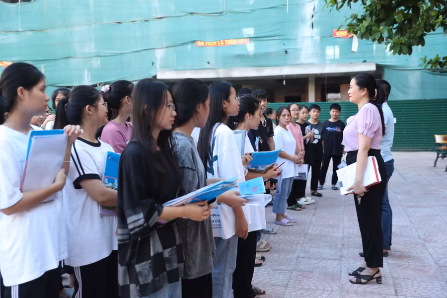 Trong ngày thi cuối cùng, ban giám hiệu nhà trường dành thời gian để tập trung nhắc nhở thí sinh thực hiện đúng quy chế thi, động viên các em làm bài thi hết sức mình. Ảnh: Hồ Lài.