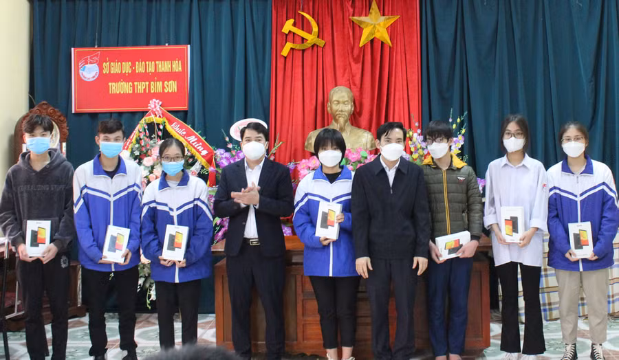 Công đoàn ngành Giáo dục Thanh Hóa phối hợp cùng các đơn vị trao máy tính bảng cho học sinh nghèo tại Trường THPT Lê Hồng Phong.