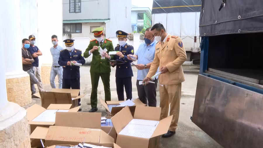 Lực lượng CSGT, CSKT và QLTT tỉnh Thanh Hóa bắt giữ hàng nghìn kit test Covid-19 không rõ nguồn gốc. Ảnh: Công an Thanh Hóa cung cấp.