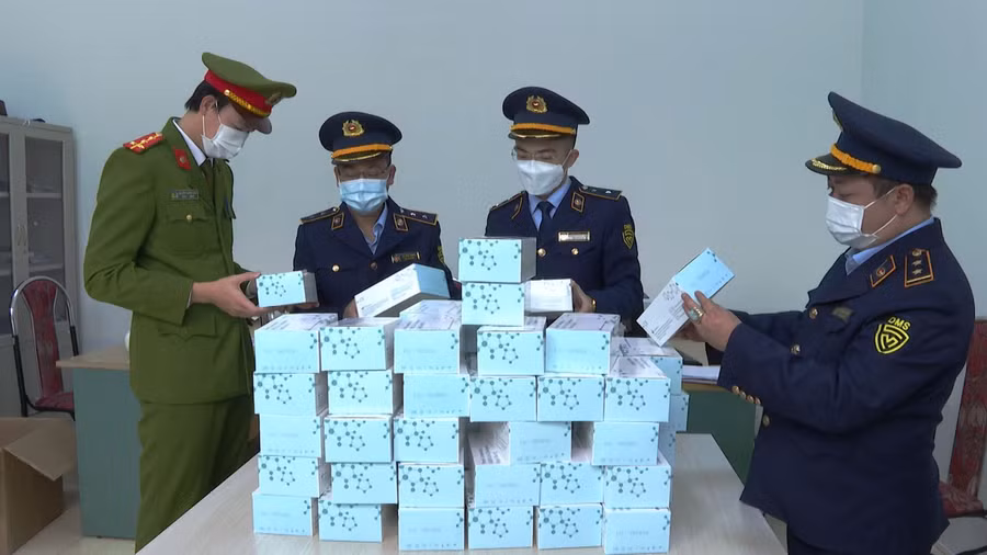 Lực lượng chức năng tỉnh Thanh Hóa kiểm tra, thu giữ gần 6.000 bộ Test Kit Covid-19. Ảnh: Công an Thanh Hóa cung cấp.