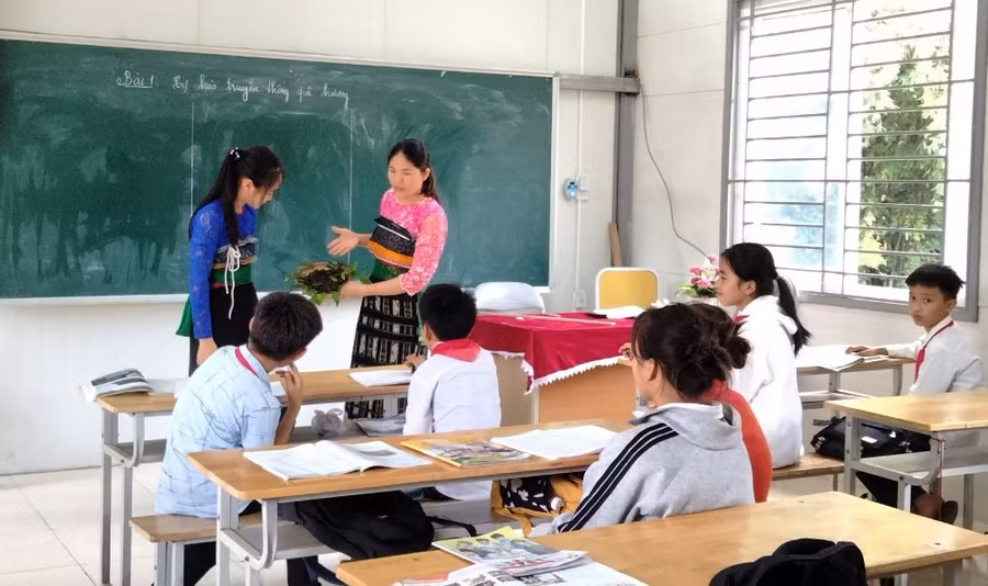Cô giáo Lò Thị Chiêm và học trò của mình trên lớp. Ảnh: Nhà trường cung cấp.