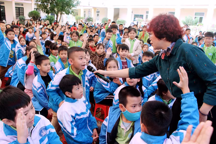 Học sinh Trường Tiểu học Nguyễn Văn Trỗi hào hứng tham gia trả lời các câu hỏi của chuyên gia trong buổi ngoại khóa. Học sinh Trường Tiểu học Nguyễn Văn Trỗi hào hứng tham gia trả lời các câu hỏi của chuyên gia trong buổi ngoại khóa.