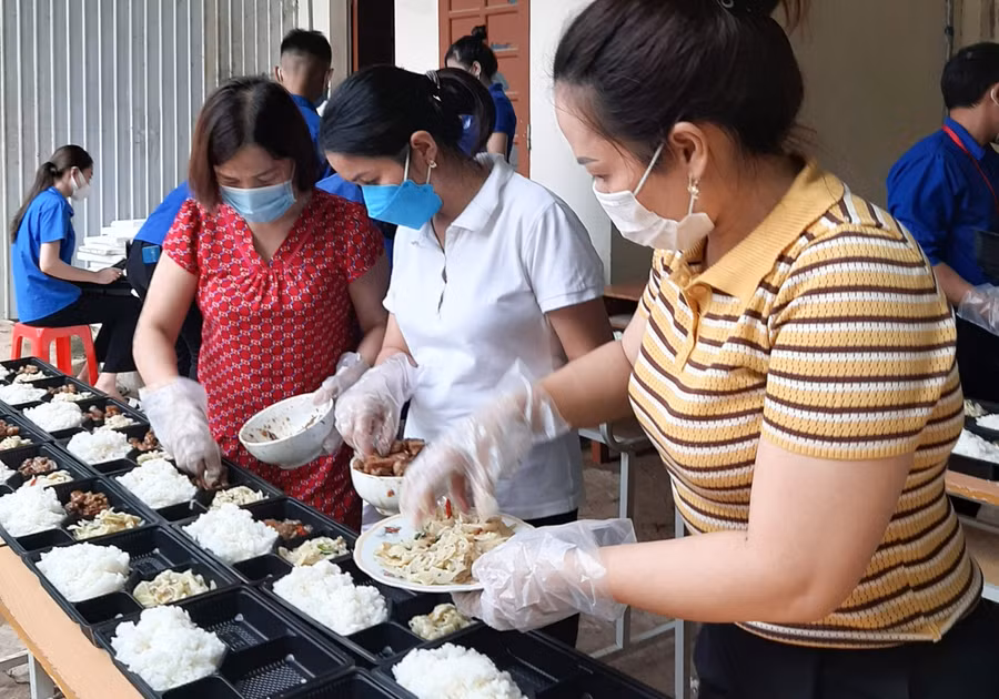 Giáo viên Trường THPT Kỳ Sơn nấu cơm cho sĩ tử.