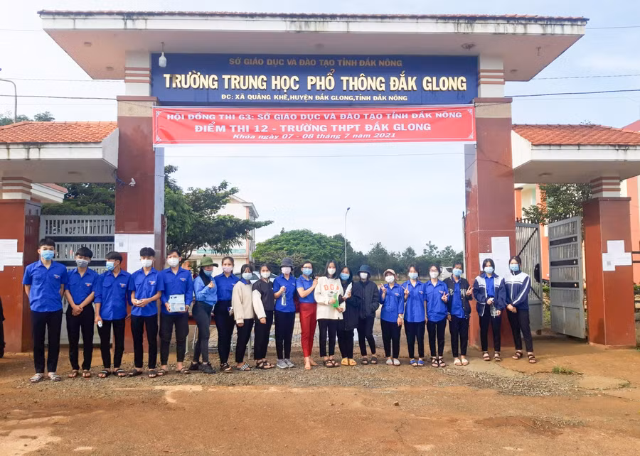Đoàn TN tình nguyện huyện đoàn Đắk Glong tiếp sức mùa thi tại điểm thi trường THPT Đắk Glong, Đắk Nông.