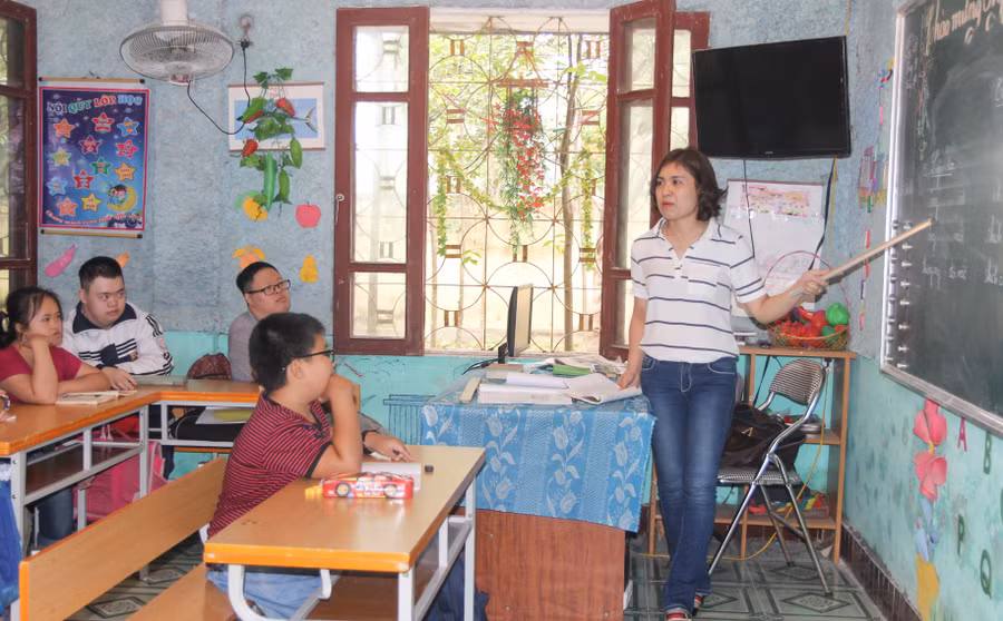 Cô Đinh Thị Sa dạy lớp chậm phát triển