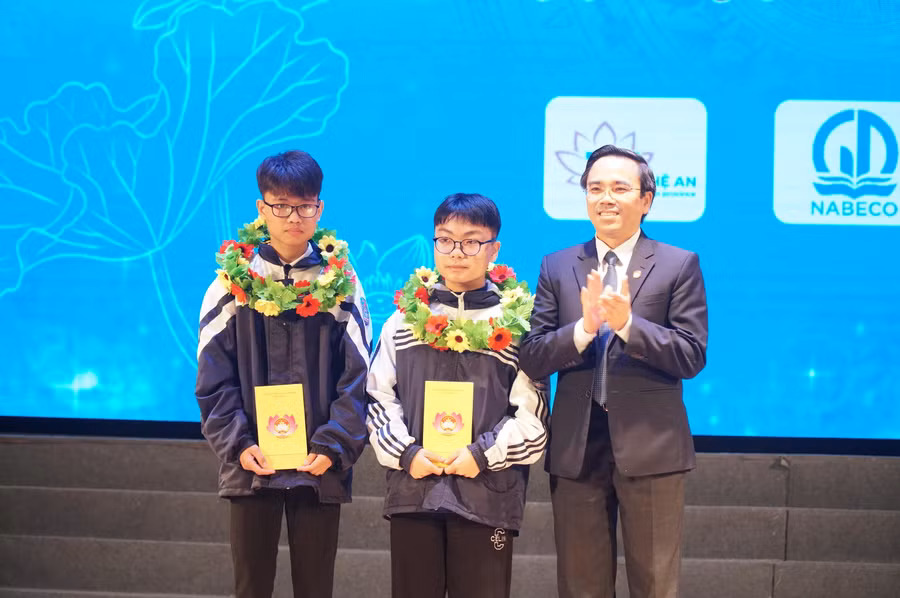Đại diện Ủy ban Mặt trận Tổ quốc tỉnh Nghệ An trao quà cho thí sinh đạt giải có hoàn cảnh khó khăn, nỗ lực vươn lên trong cuộc sống và học tập.