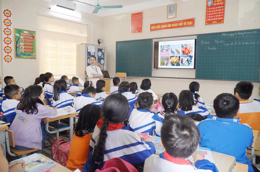 Đây là năm đầu tiên Hội thi giáo viên dạy giỏi tiểu học cấp tỉnh có số lượng thí sinh đông, tham gia đầy đủ các môn trong chương trình dạy học. Theo đó, ngoài 269 giáo viên chung, thì có hơn 100 giáo viên bộ môn ( Âm nhạc 32 người, Mỹ thuật 28 người, tiếng Anh 64 người, Giáo dục thể chất 12 người và Tin học 10 người). Trong ảnh là phần thi tiết thực hành môn Mỹ thuật.