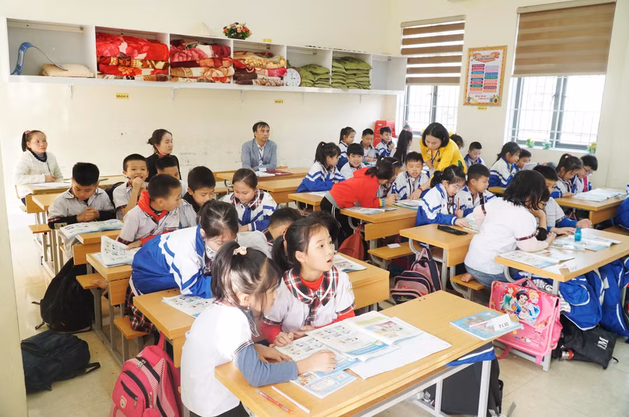 Hội thi giáo viên dạy giỏi tiểu học cấp tỉnh Nghệ An, thí sinh trải qua 2 phần thi: Trình bày biện pháp giáo dục và thực hành tiết dạy. Ở phần thi thực hành, giáo viên sẽ bốc thăm bài giảng và có 1 ngày để chuẩn bị, làm quen với học sinh.