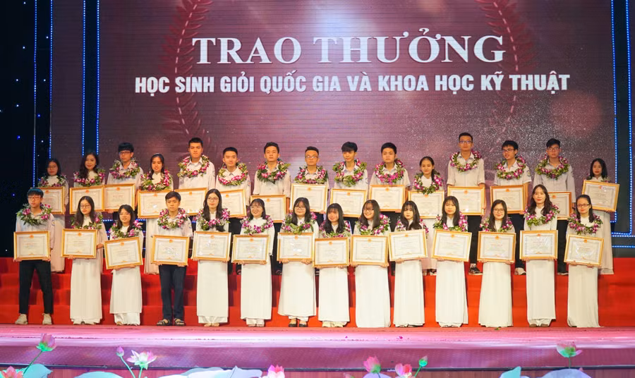 Năm 2020, Nghệ An có 82 học sinh đạt học sinh giỏi quốc gia. Các em được nhận Bằng khen và phần thưởng trị giá từ 4.170.000 đồng (giải Khuyến khích) đến 6.950.000 đồng (giải Ba) đến 9.730.000 đồng (giải Nhì) và 13.900.000 đồng (giải Nhất).