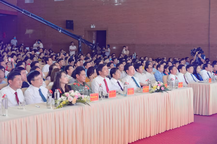 Các đại biểu tham dự Lễ tuyên dương học sinh Nghệ An đạt giải quốc tế, quốc gia, đạt điểm cao thi tốt nghiệp THPT năm 2020.