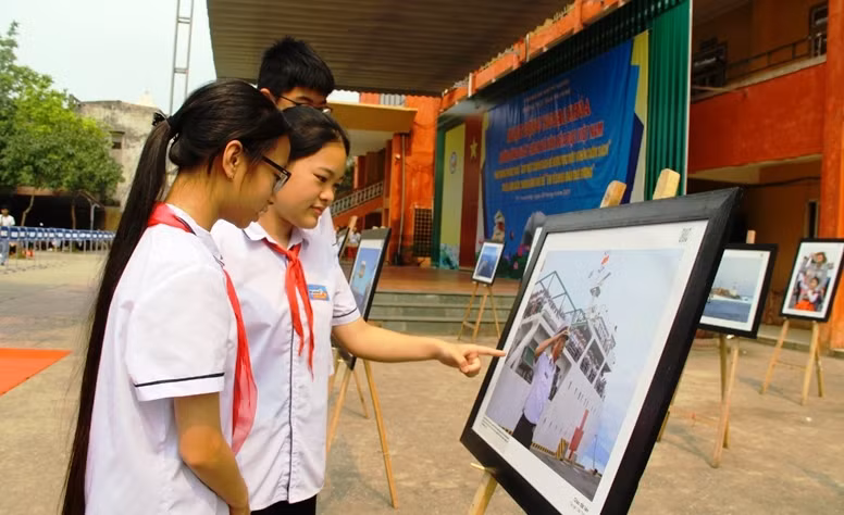 Học sinh Trường THCS Trần Mai Ninh (TP Thanh Hóa) xem ảnh với chủ đề "Em yêu biển đảo quê hương". Ảnh: TL. Học sinh Trường THCS Trần Mai Ninh (TP Thanh Hóa) xem ảnh với chủ đề "Em yêu biển đảo quê hương". Ảnh: TL.