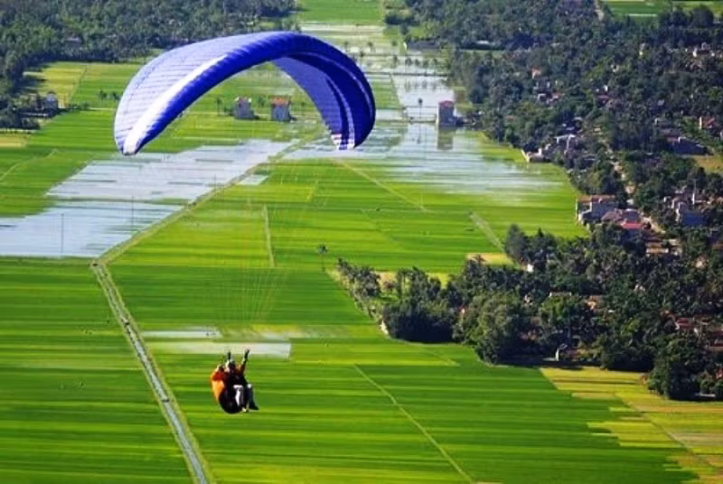 Du khách sẽ được bay trải nghiệm tại Festival dù lượn tại khu du lịch Hải Tiến 2023. Ảnh: Internet.
