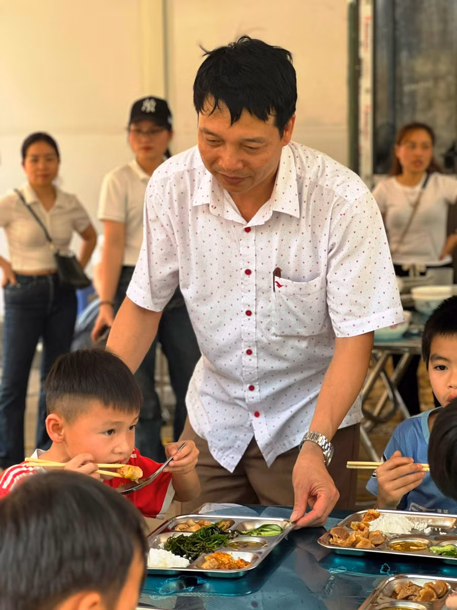 Thầy Đặng Xuân Viên - Hiệu trưởng nhà trường là người dành hết tâm huyết và nỗ lực để lo cho học trò có những bữa ăn, giấc ngủ trưa tại các điểm trường đang rất khó khăn. Ảnh: TL.