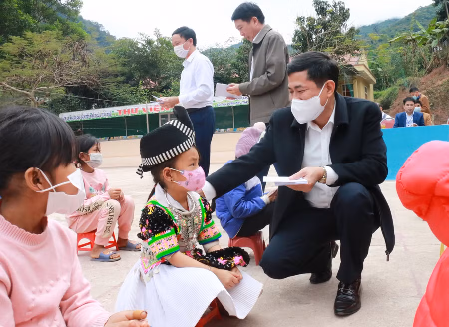 Ông Thái Văn Thành - Giám đốc Sở GD&amp;ĐT Nghệ An thăm hỏi, động viên học sinh trường vùng cao, biên giới.