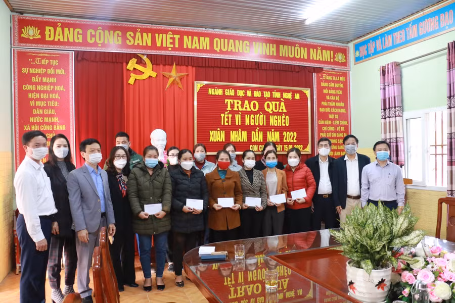 Lãnh đạo Sở GD&amp;ĐT Nghệ An trao quà tết cho giáo viên có hoàn cảnh khó khăn tại huyện Con Cuông.