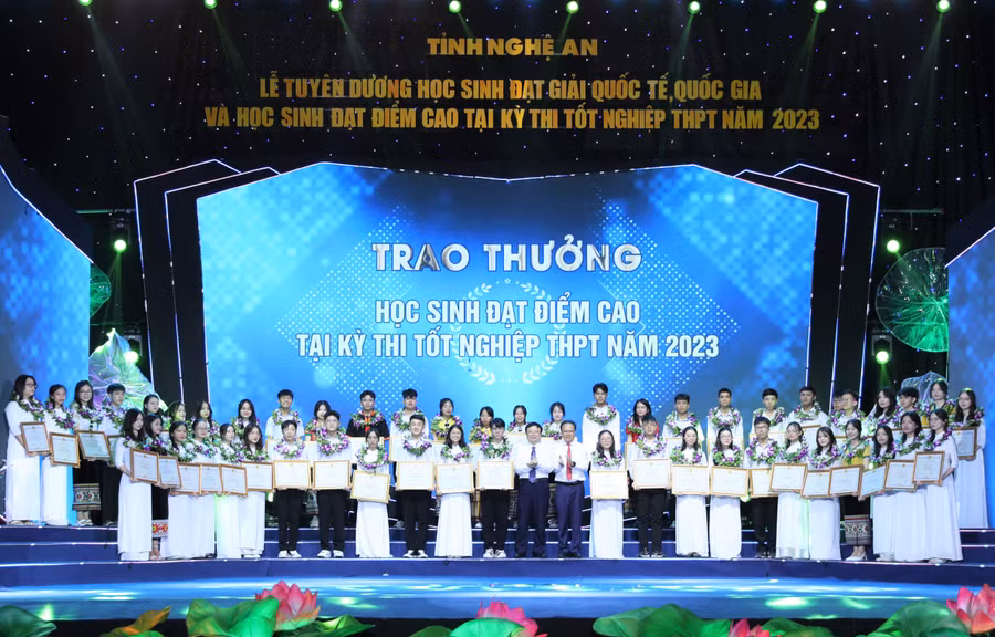 Đây là năm thứ 14 tỉnh Nghệ An tổ chức lễ tuyên dương học sinh đạt giải quốc tế, quốc gia, học sinh đạt điểm cao trong kỳ thi tốt nghiệp THPT. Ảnh: Hồ Lài.