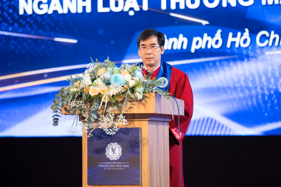 TS Lê Trường Sơn, Phó Hiệu trưởng phụ trách Trường ĐH Luật TPHCM phát biểu chúc mừng tân cử nhân. Ảnh: HCMULAW. TS Lê Trường Sơn, Phó Hiệu trưởng phụ trách Trường ĐH Luật TPHCM phát biểu chúc mừng tân cử nhân. Ảnh: HCMULAW.